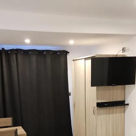 Apartment Plain Pied Avec Terrasse Couverte 20m Wifi Et Smart Tv *