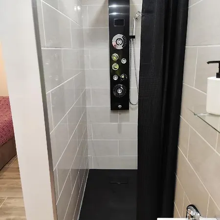 Plain Pied Avec Terrasse Couverte 20m Wifi Et Smart Tv Appartement *